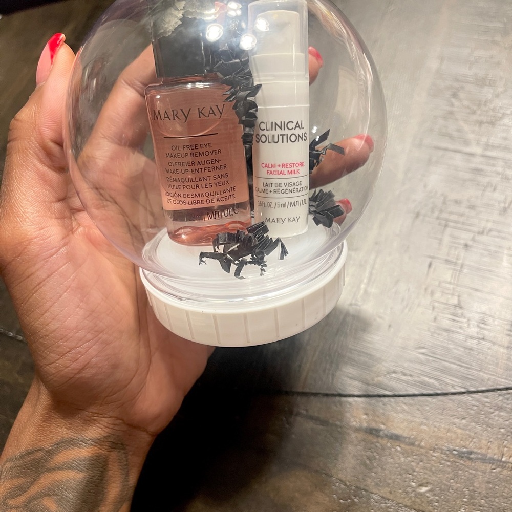 MK Snow Globe❄️💕 ft. Mary Kay Oil-Free Eye Makeup Remover & Restore Facial Milk